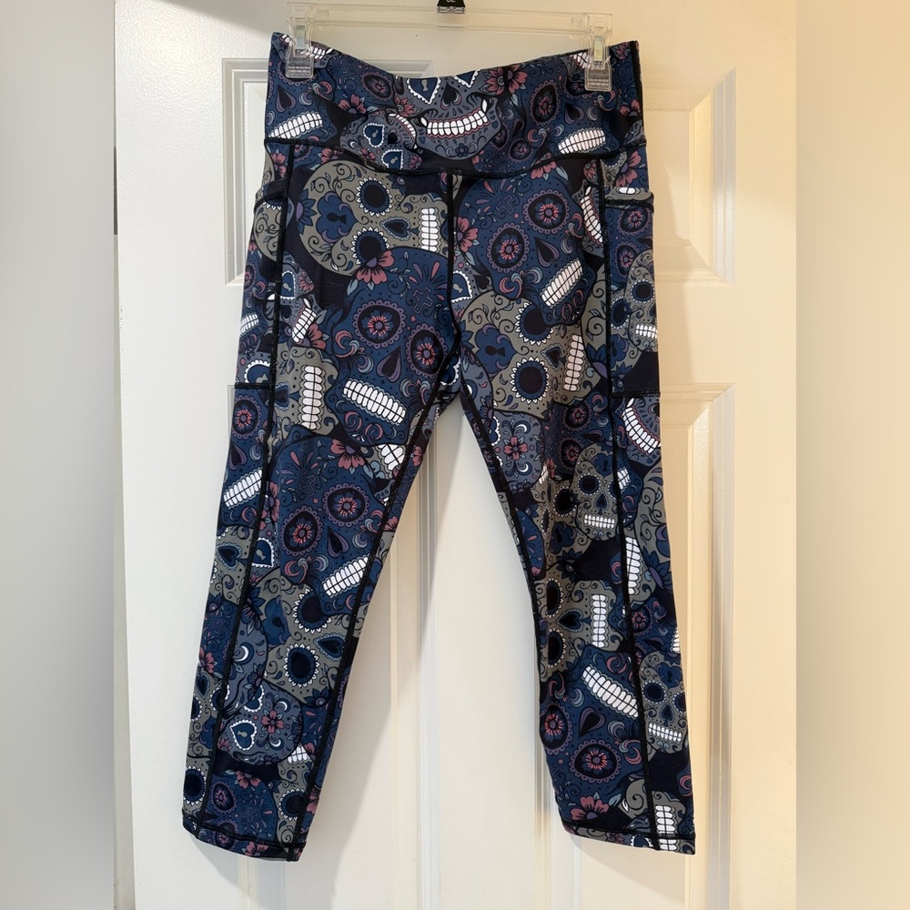 CVG Skull Print Leggings, size Medium, Capri